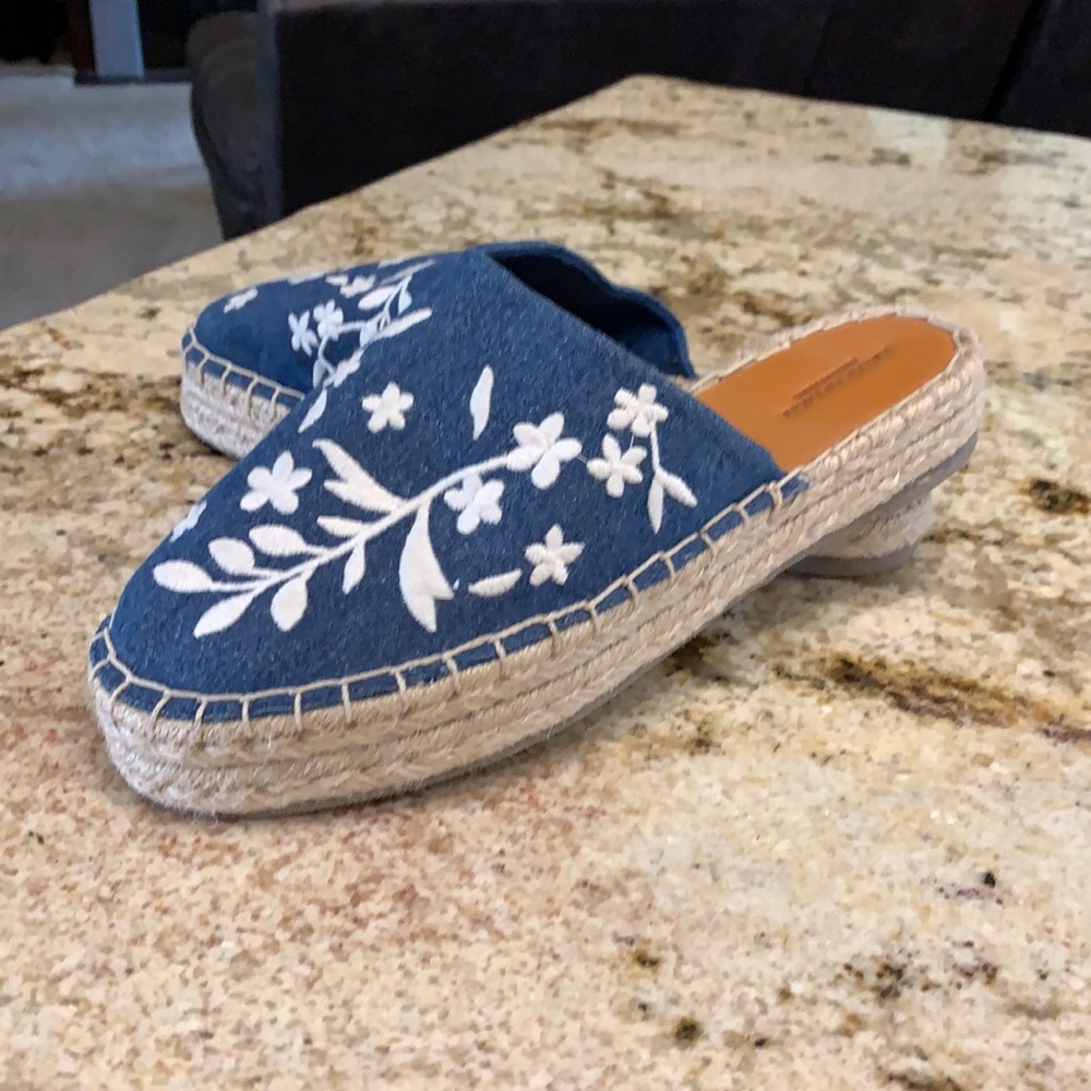 🦅 AMERICAN EAGLE NWT EMBROIDERED ESPADRILLES